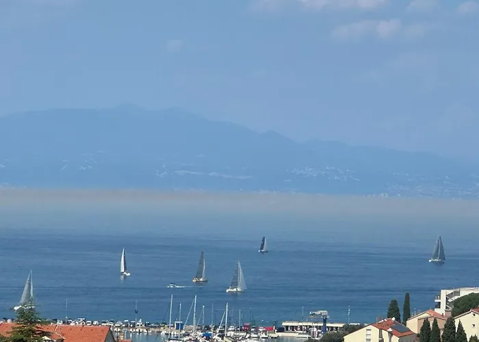 Ein Haus In Der Sonne Malinska