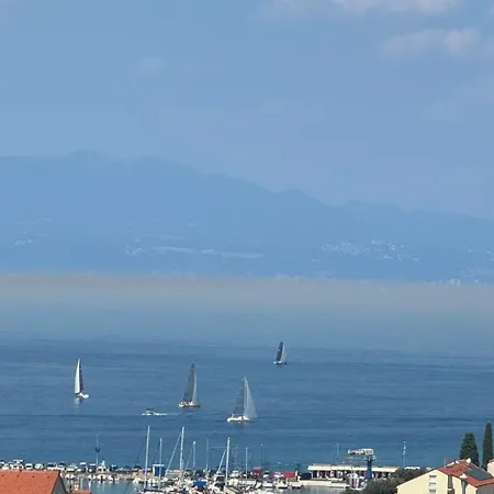 Ein Haus In Der Sonne Malinska